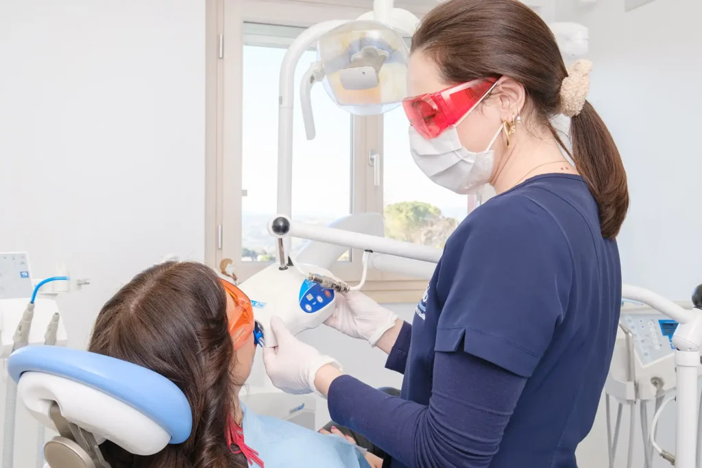 Lampada sbiancamento - D'Autilio Studio Odontoiatrico - Lo sbiancamento rovina lo smalto?