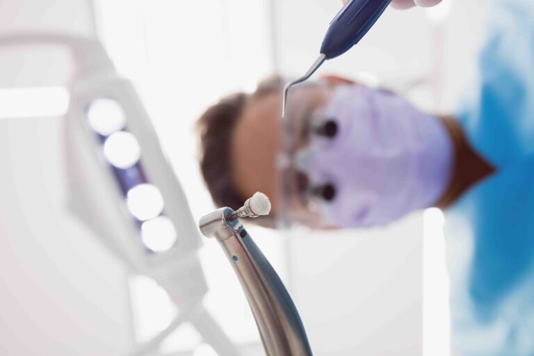 la pulizia dei denti fa sempre sanguinare